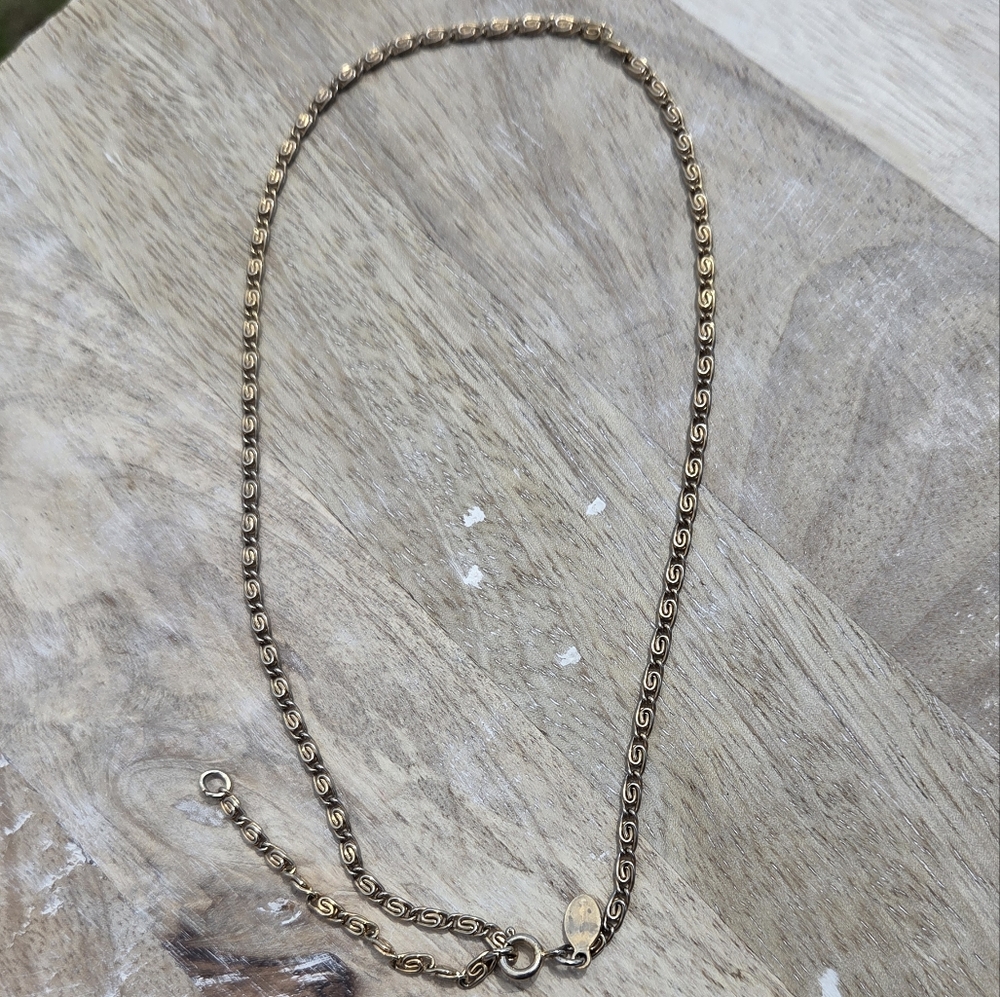 18. Elegant Gold Necklace - Picture 7 of 8